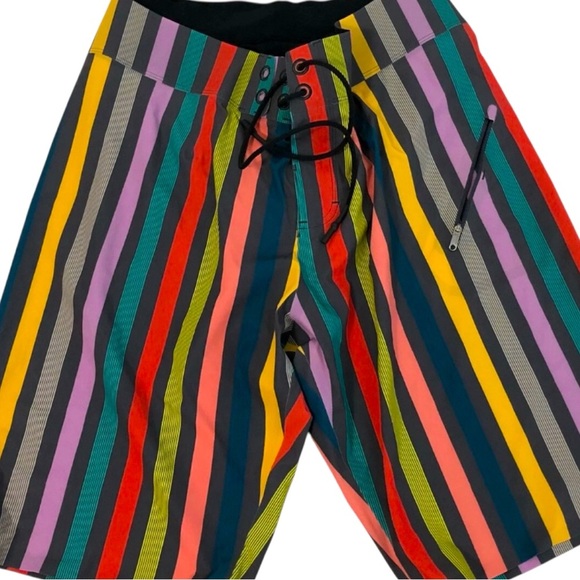 Lululemon Multicolor Stripe Hybrid Shorts Size 40 - Picture 3 of 16